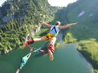 FB体育APP-当华沙的终场哨遇见蒙扎的方格旗，足球与F1的终极接管时刻