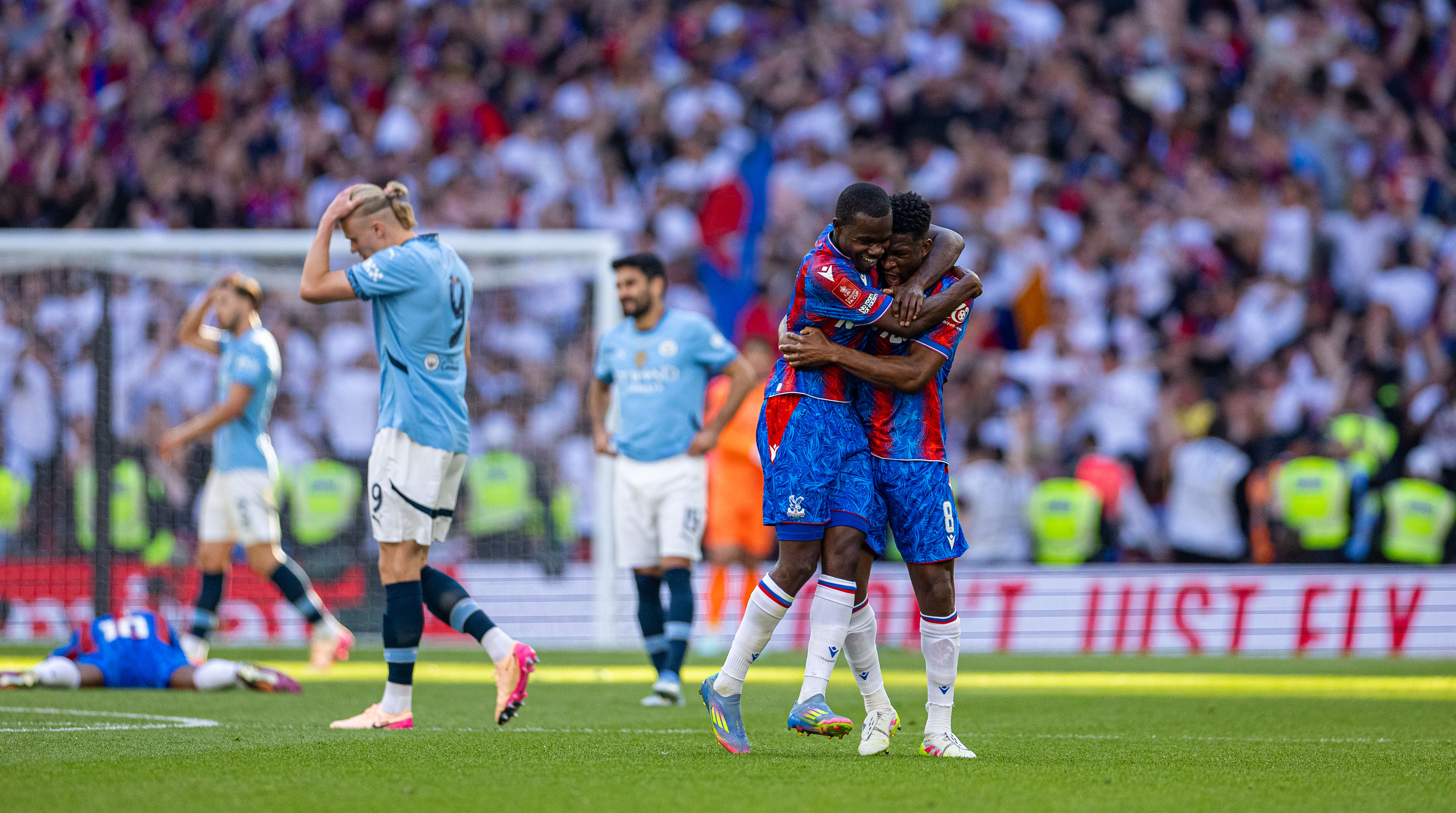 近日足球比赛中一队获重要胜利 近日足球比赛中一队获重要胜利