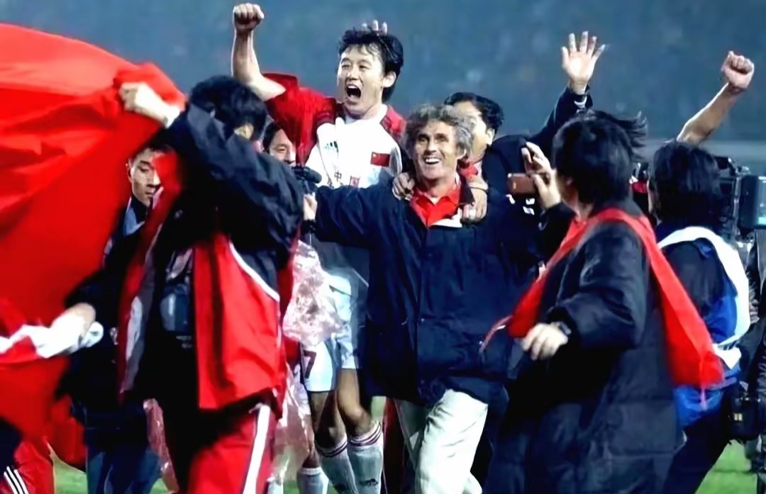 关于东方球队战胜西方对手，展现实力的信息