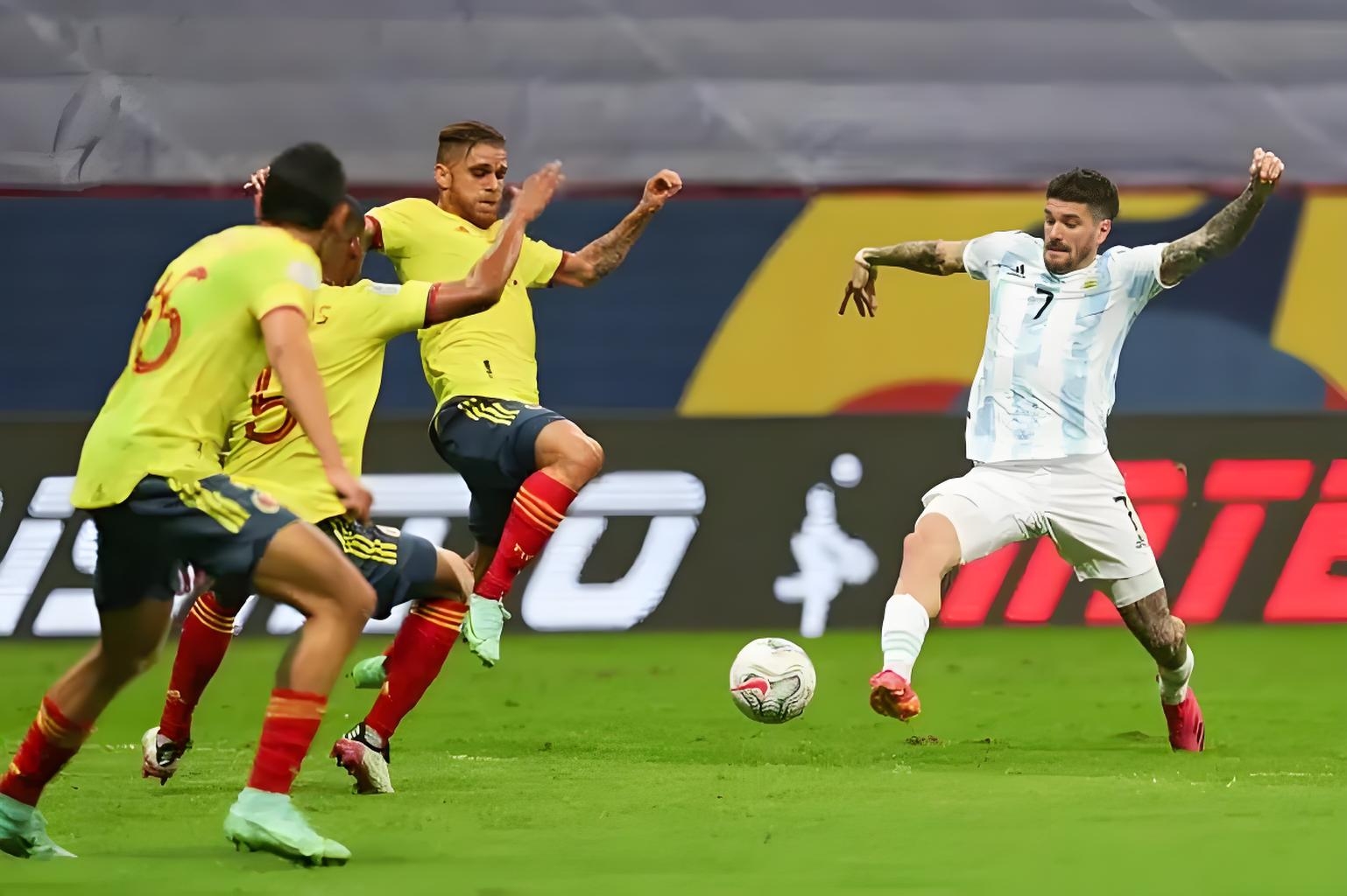 阿根廷足球队豪取大胜，赢得观众掌声的简单介绍