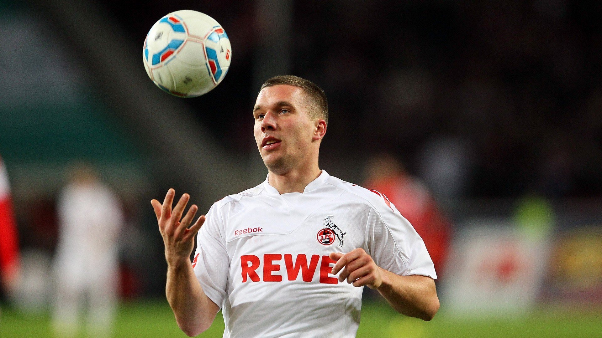 赛道与绿茵的共鸣，当F1引擎轰鸣遇见穆勒致命一击